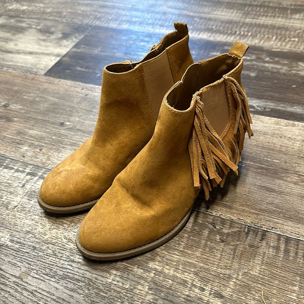 American Eagle Size 8 camel fringe booties